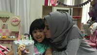 Diulang tahun Aeshya, Mamah Amy terlihat bersama dengan sang cucu merayakan ulang tahun bersama. Foto: Instagram @amy_r_qanita