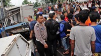Mobil boks dievakuasi dari rel pelintasan.