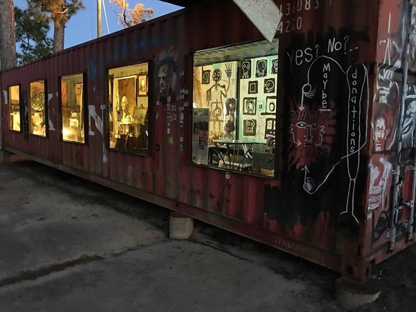Gerbang masuk galeri bukanlah bangunan tapi dari kontainer bekas yang disusun menyerupai pintu masuk. Sehingga pengunjung yang datang ke sini memang tak perlu repot untuk keluar dari kendaraan. (museumofwonder/instagram) Gerbang masuk galeri bukanlah bangunan tapi dari kontainer bekas yang disusun menyerupai pintu masuk. Sehingga pengunjung yang datang ke sini memang tak perlu repot untuk keluar dari kendaraan. (museumofwonder/instagram)