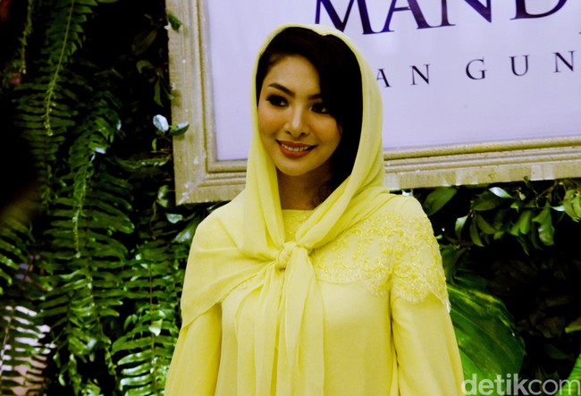 Ada yang beda penampilan Faye Malisorn. Biasa tampil seksi dengan pakaian terbuka, Miss Grand International Thailand 2016 ini muncul dalam balutan busana tertutup. Foto: Muhammad Abduh/Wolipop