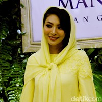 Ada yang beda penampilan Faye Malisorn. Biasa tampil seksi dengan pakaian terbuka, Miss Grand International Thailand 2016 ini muncul dalam balutan busana tertutup. Foto: Muhammad Abduh/Wolipop