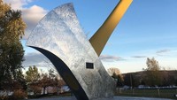 Monumen unik tersebut terdiri dari gagang dan mata kapak. Bagian gagangnya dicat berwarna kuning dan tingginya mencapai 15 meter (rachel_crosby87/Instagram)