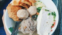Yang ini versi kuah bening. Isiannya ada mie, bakso urat ukuran agak besar, dua buah bakso polos dan tahu putih serta kerupuk pangsit. Foto: Instagram @laparlagimakanlagi