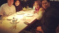 Hanum dan Rangga ternyata sering berdiskusi dengan Dian Pelangi. Begini gaya diskusi mereka. Diskusinya sambil makan malam di restoran.  Foto: Instagram @hanumrais