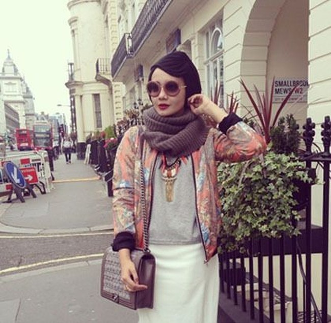 Tahun 2012 juga sedang ramai-ramainya tutorial hijab dengan beragam model. Satu helai hijab bisa punya lebih dari 5 gaya berbeda. Zaskia Sungkar tak ketinggalan mencoba tren ini. Foto: Istimewa