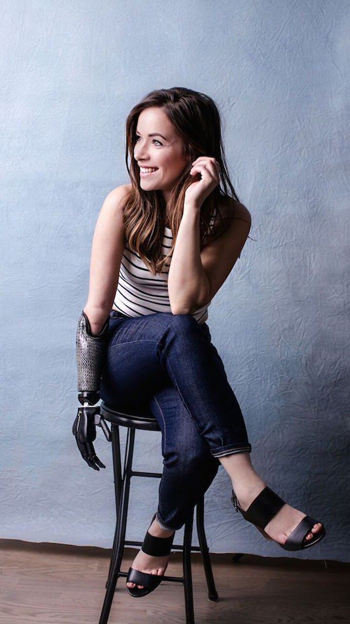 Rebekah Marine jadi model dengan tangan bionik. Foto: Chris Loupos via Womens Health Rebekah Marine jadi model dengan tangan bionik. Foto: Chris Loupos via Womens Health