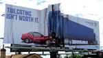 Iklan Billboard Ini Bikin Mata Tercengang