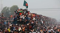 Pilihan yang salah ketika yang kelebihan muatan adalah sebuah transportasi publik seperti kereta api di Bangladesh ini. Istimewa/wodumedia.com.