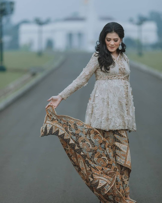 Dengan latar belakang Istana Bogor, Kahiyang Ayu tampak anggun berbalut blouse berbahan brokat yang dipercantik payet. Kain batik tumpal sebagai bawahan melengkapi penampilannya.  Foto: Instagram/@satuhatiphoto