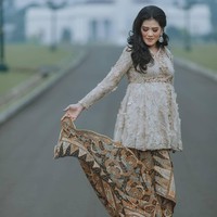 Dengan latar belakang Istana Bogor, Kahiyang Ayu tampak anggun berbalut blouse berbahan brokat yang dipercantik payet. Kain batik tumpal sebagai bawahan melengkapi penampilannya.  Foto: Instagram/@satuhatiphoto