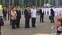 Jokowi dikawal oleh para anggota Pasukan Pengamanan Presiden (Paspampres) wanita saat Apel Bersama para prajurit wanita TNI dan Polri / Foto: Indra Komara/detikcom