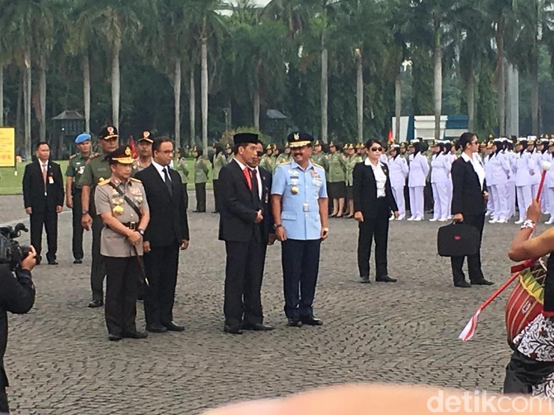 Anies Dampingi Jokowi di Apel Prajurit Wanita TNI-Polwan di Monas Anies Dampingi Jokowi di Apel Prajurit Wanita TNI-Polwan di Monas