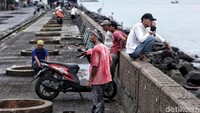 Pada 2014, Kementerian PUPR telah menyelesaikan pembangunan tanggul penahan banjir tahap I di Pluit sepanjang 75 meter.