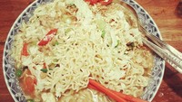 Semangkuk mie instan hangat dengan irisan cabai merah dan rawit, jadi menu sederhana yangd dipilih Afgan untuk menemaninya berbuka puasa. Foto: Istimewa