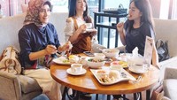 Anissa sering menunjukkan pose kompaknya bersama adik dan ibu. Saat akhir pekan mereka makan bersama di sebuah kafe. Foto: Instagram anissaaziza