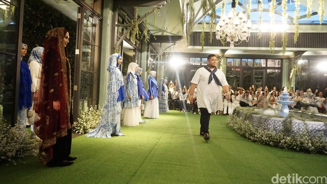 Setahun sudah label Hijab Mandjha milik presenter dan perancang Ivan Gunawan eksis. Sebagai selebrasi, digelarlah fashion show koleksi terbaru Hijab Mandjha di restoran Suasana, Aston Kuningan, Jakarta Selatan, Rabu (25/4/2018) petang. Foto: Muhammad Abduh/Wolipop