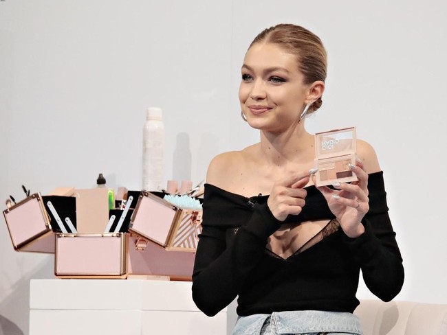 Selain berkolaborasi dengan brand fashion Tommy Hilfiger, Gigi pun berkolaborasi dengan Maybelline dalam merilis koleksi makeup Jetsetter Palette. Foto: dok. Getty Images