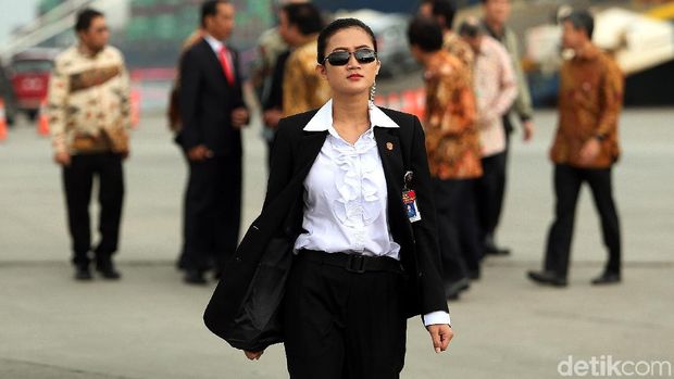 Paspampres perempuan saat kawal Jokowi / 