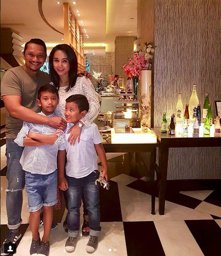 Kebersamaan Bintang 'Jin dan Jun', Mira Asmara Bersama 