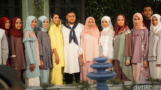 Pada gelaran kali ini, Ivan Gunawan mempresentasikan koleksi busana Lebaran 2018 dengan tajuk Raya Collection 2018 Fatamorgana. Terinspirasi oleh keindahan arsitektur istana-istana di India, Ivan menghadirkan deretan busana muslim bergaya kekinian. Foto: Muhammad Abduh/Wolipop