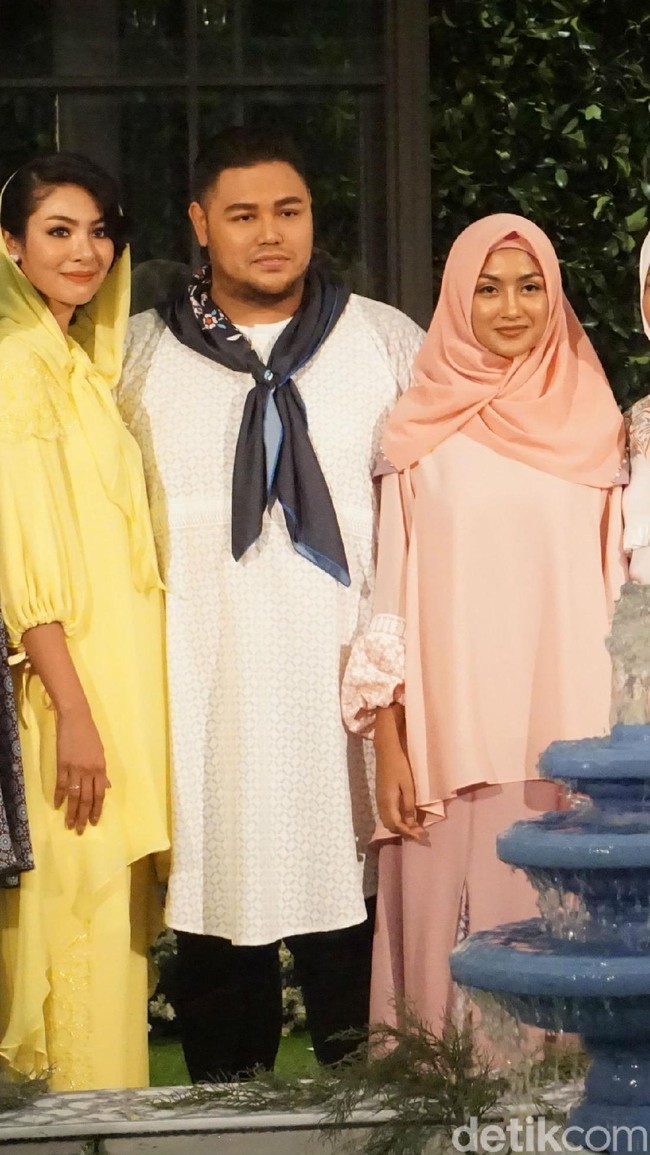 Ia memakai tunik kuning yang dipadukan dengan celana berwarna senada. Tidak ketinggalan kerudung kuning yang membalut kepalanya. (Foto: Daniel Ngantung/Wolipop)