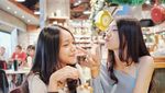 Cantiknya Calon Istri Raditya Dika, Anissa Aziza, Saat Ngeteh dan Makan Kue