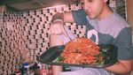 Gantengnya Youtuber Aron Ashab Saat Makan Pizza dan Masak di Dapur