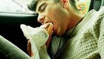 Begini Nih Gaya Makan Si Tampan Zayn Malik!