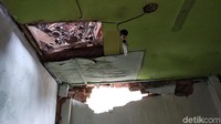 Ledakan yang dipicu kebocoran gas elpiji tiga kilogram ini terjadi di sebuah rumah kontrakan di Gang Marsadi RT 03 RW 06 Kelurahan Babakan Sari Kecamatan Kiaracondong, Kota Bandung, Jawa Barat pada Rabu (25/4/2018) dini hari, pukul 00.20 WIB. (Foto: Dony Indra Ramadhan/detikcom).