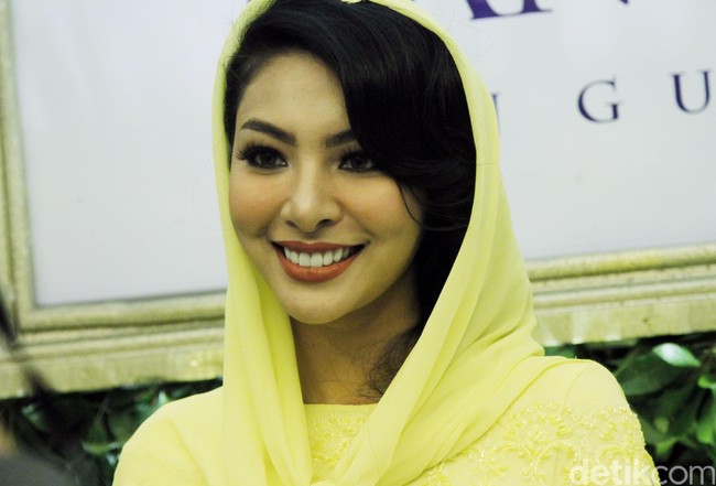 Bukan sekadar teman spesial, Faye Malisorn juga hadir sebagai brand ambassador Ivan Gunawan Cosmetics. Foto: Muhammad Abduh/Wolipop