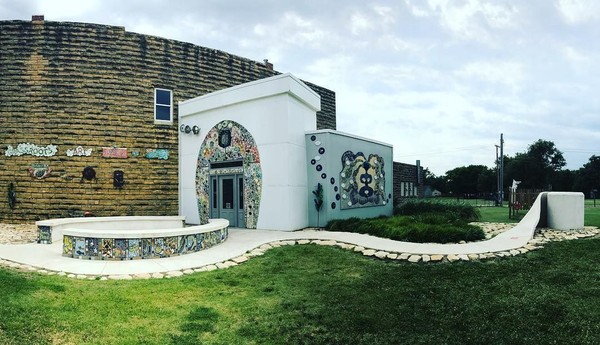 Toilet umum ini bernama Bowl Plaza. Terletak di Kota Lucas, Kansas di Amerika Serikat, toilet ini jadi destinasi menarik. (bestill/Instagram)