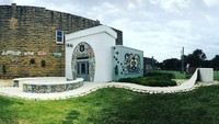 Toilet umum ini bernama Bowl Plaza. Terletak di Kota Lucas, Kansas di Amerika Serikat, toilet ini jadi destinasi menarik. (bestill/Instagram)