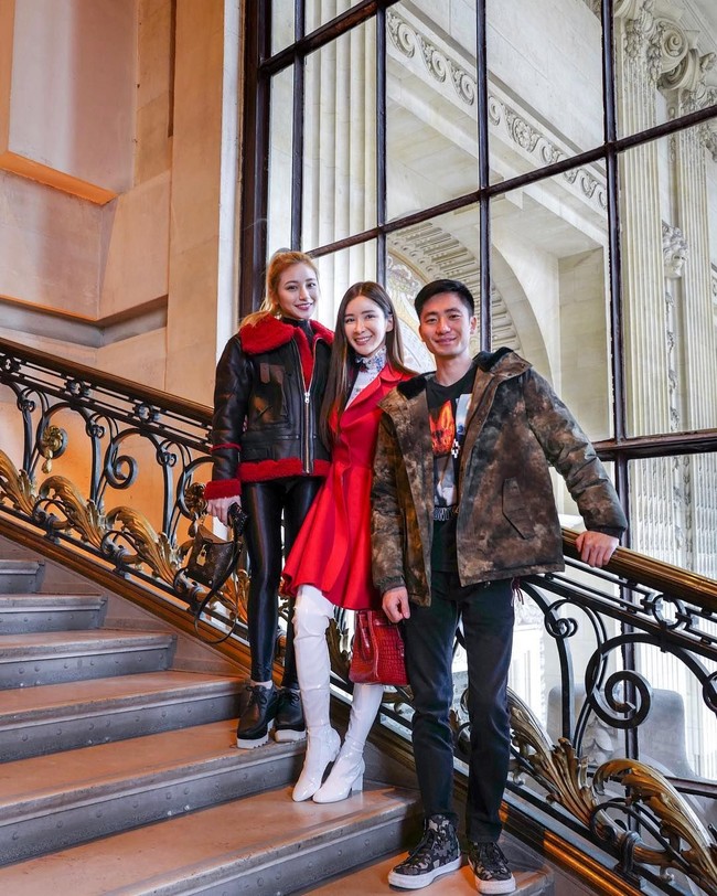 Banyak orang menduga Jamie Chua menjalani rutinitas kecantikan yang rumit untuk mendapatkan wajah awet mudanya. Nyatanya dia tidak melakukan banyak langkah perawatan seperti halnya wanita Korea yang populer dengan 10 - 20 langkah kecantikan. “Perawatan harianku simple: cleanser, toner, serum, krim mata dan krim wajah,” jelas Jamie. Foto: Instagram/ec24m