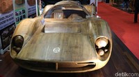Replika mobil dan motor tersebut dikerjakan oleh PT SSA yakni sebuah perusahaan yang bergerak di bidang kayu (flooring, decking, dan sawn timber).  Foto: Dina Rayanti