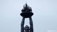 Patung Pemuda Membangun mulai terlihat kusam warnanya sehingga dikonservasi.