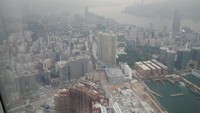 Dari berbagai sudut, traveler akan melihat berbagai pemandangan yang menarik. Jika melihat ke arah barat, tampak laut dan bangunan-bangunan megah di Hong Kong. (Kanavino Ahmad Rizqo/detikTravel)