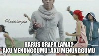 Beli nasi goreng pinggir jalan tapi antrinya banyak banget. Kalau kata Ariel mah Harus berapa lama? aku menunggumu.. aku menunggumu. Foto: Istimewa