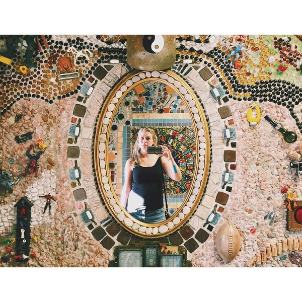 Sebuah kaca oval yang dikelilingi ornamen ini bakal bikin kamu betah untuk foto-foto di dalam toilet. Cekrek! (rosylewis/Instagram) Sebuah kaca oval yang dikelilingi ornamen ini bakal bikin kamu betah untuk foto-foto di dalam toilet. Cekrek! (rosylewis/Instagram)