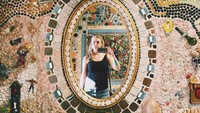 Sebuah kaca oval yang dikelilingi ornamen ini bakal bikin kamu betah untuk foto-foto di dalam toilet. Cekrek! (rosylewis/Instagram)