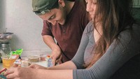 Yang ini foto aksinya saat masak di dapur. Perempuan di sampingnya ini pernah menjadi pacar Aron alias mantannya. Duh bisa clbk nih. Foto: instagram @aronashab