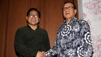 Mengenakan kemeja berwarna hijau, Muhaimin langsung masuk ke rumah dan disambut langsung Akbar Tandjung. Kehadiran Muhaimin itu untuk meminta arahan dan masukan dalam menghadapi Pilpres 2019. Foto: dok. Akbar Tandjung