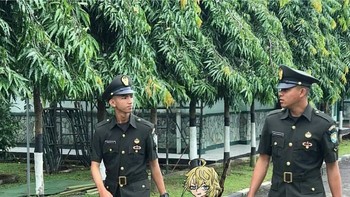 Digandeng dengan pak polisi. Foto: instagram.com/futurikon.wizardians/