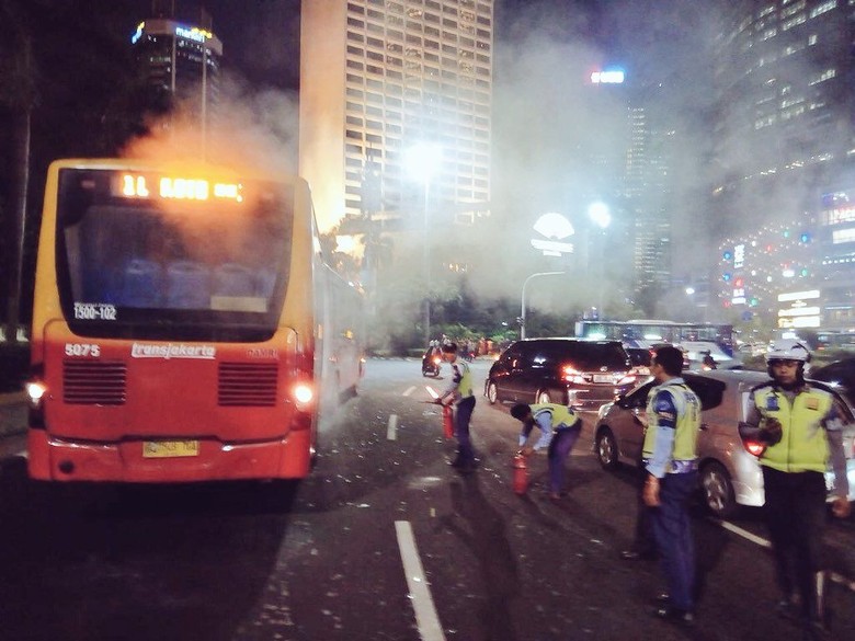 Bus TransJ Berasap di HI karena Tali Van Kipas Radiator Putus Bus TransJ Berasap di HI karena Tali Van Kipas Radiator Putus