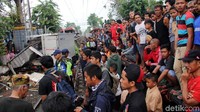 Warga berkerumun di sekitar lokasi.