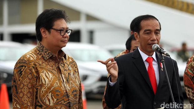 Airlangga Hartarto mendampingi Jokowi dalam sebuah acara.