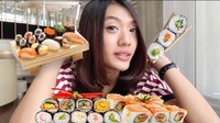 Anissa sering mengunggah video YouTube bertema makanan. Kalau ini pose manis Anissa bersama platter sushi. Foto: Instagram anissaaziza