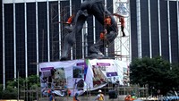 Bukan hanya Patung Pemuda Membangun saja yang dilakukan konservasi, tetapi dinding patung juga diperbaiki.