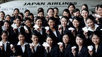 Ada tradisi unik yang dilakukan maskapai Japan Airlines dalam menyambut karyawan baru. Yaitu menerbangkan pesawat kertas (Issei Kato/Reuters)