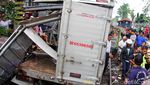 Foto: Kerusakan Mobil yang Tertabrak Kereta di Kramat Sentiong