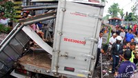 Petugas berusaha mengevakuasi mobil boks.